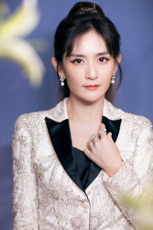 她那么努力也还是被质疑，一主持就被骂，谢娜