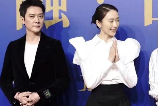 和丽颖离婚一个多月，冯绍峰首次公开亮相，却