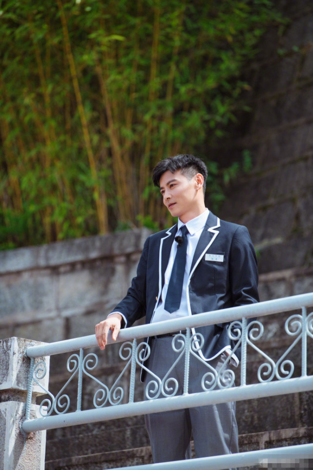 蔡少芬张晋穿学生装甜蜜放闪，夫妻俩逛操场骑单车，宛若校园情侣