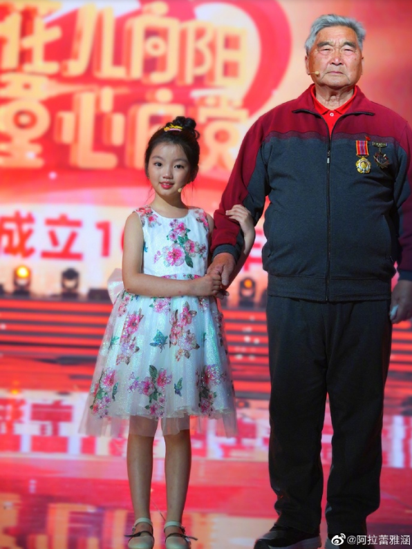 阿拉蕾8歲近照曝光，扎高高雙馬尾超可愛，肉嘟嘟臉蛋瘦出尖下巴