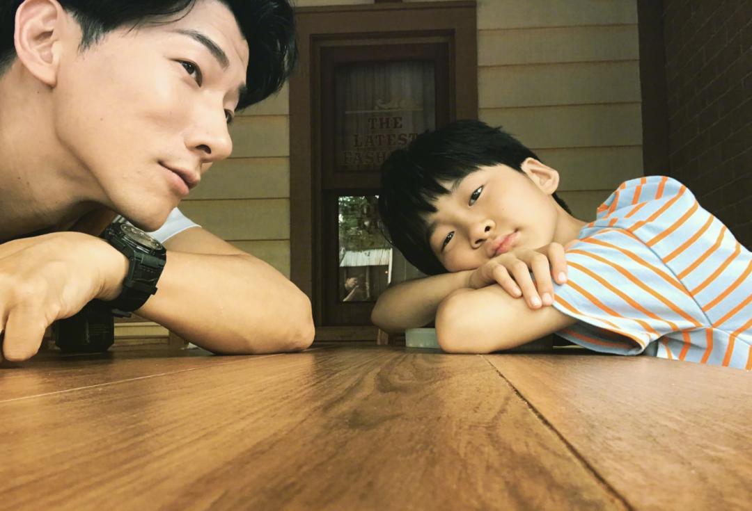 7年過去，“富養”的費曼和“窮養”的天天，如今2人差距真的大