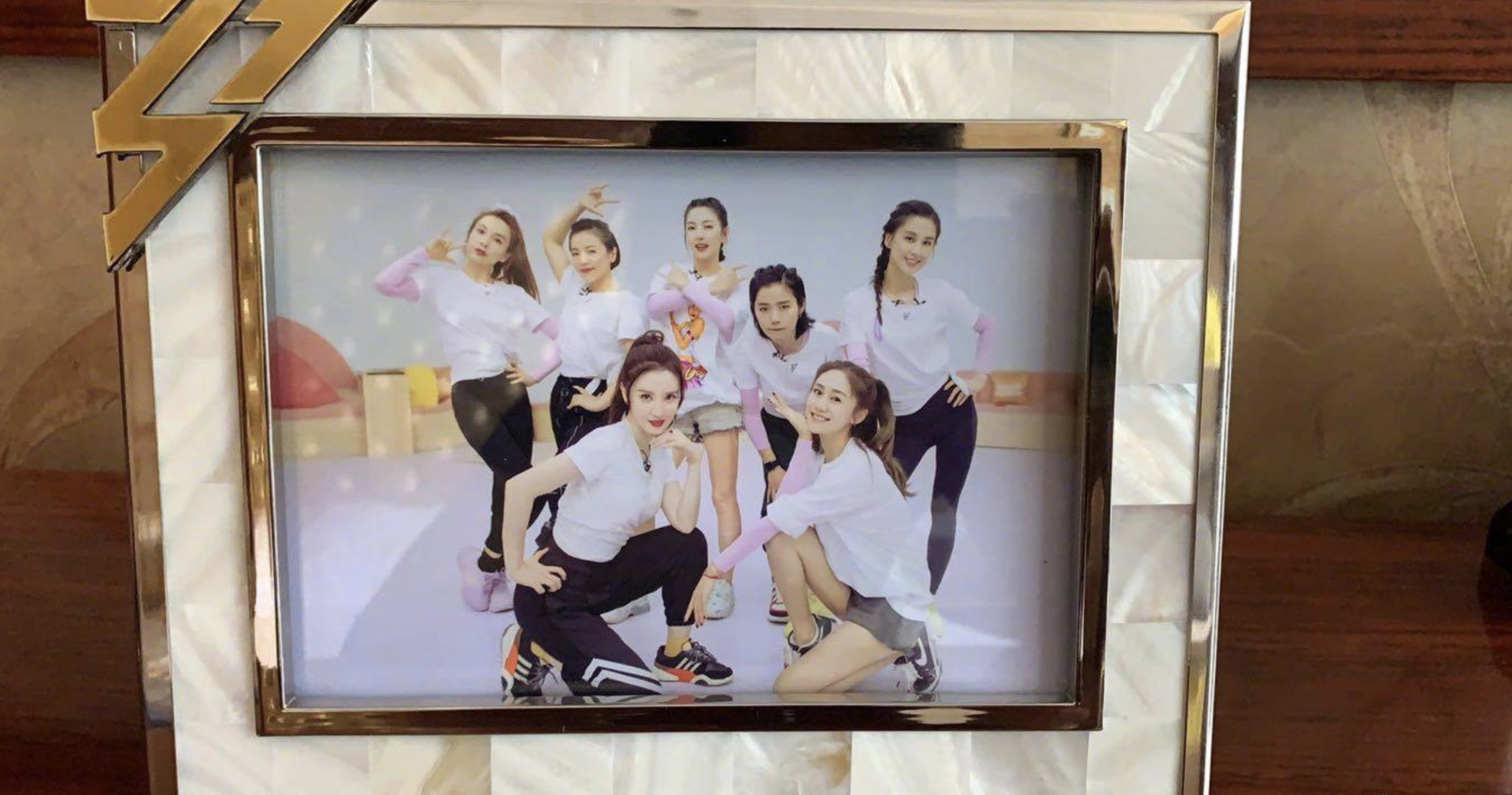 万茜放飞自我，切换8个场合展现魔性舞姿，网友