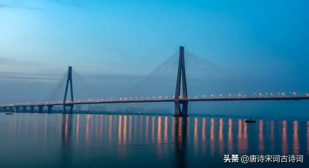 描写长江的唯美诗句:两岸青山相对出,孤帆一片日边来图片