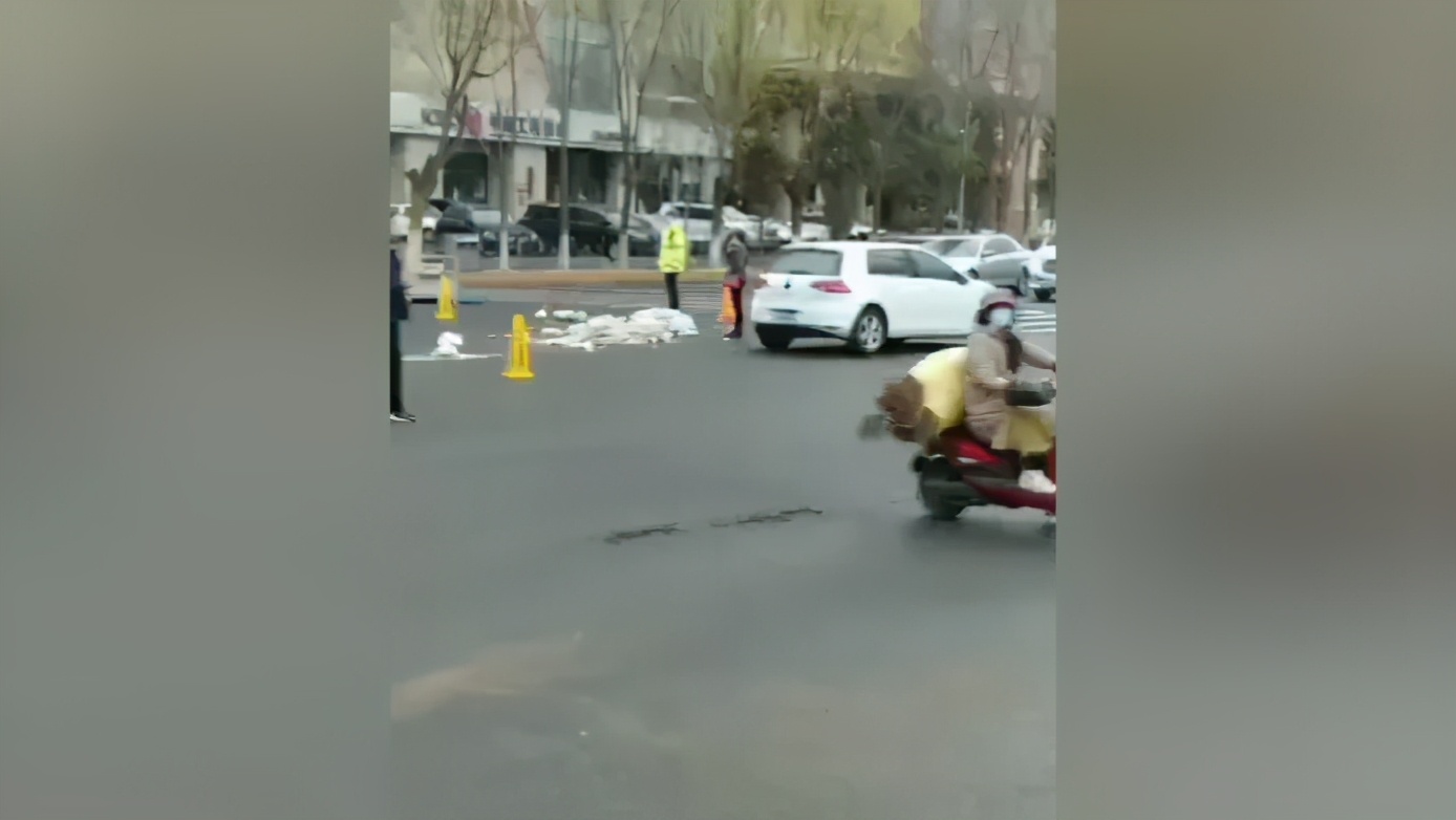 惨不忍睹！呼和浩特市东瓦窑附近白色轿车与三轮车相撞，一女子身亡