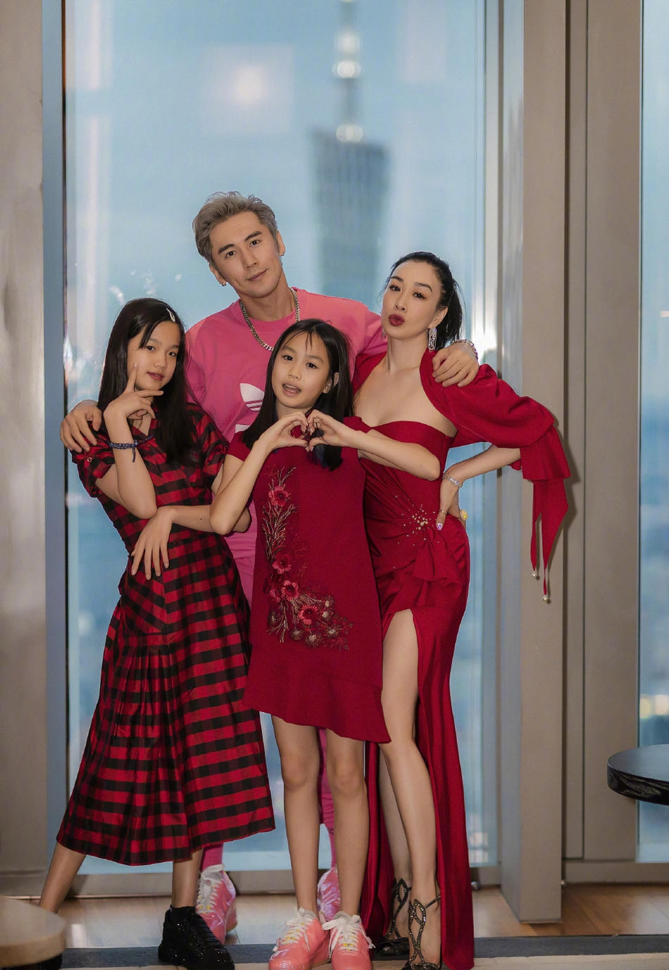 鐘麗緹二女兒逆襲了！ 13歲張子晴穿條紋裙過情人節，美過媽媽了