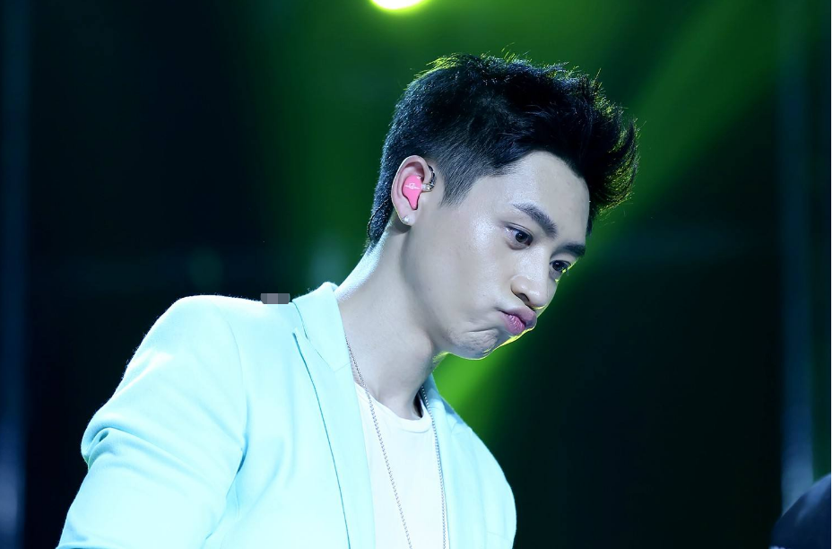 又一位男星亮出结婚证！杨紫带头道喜，情绪激