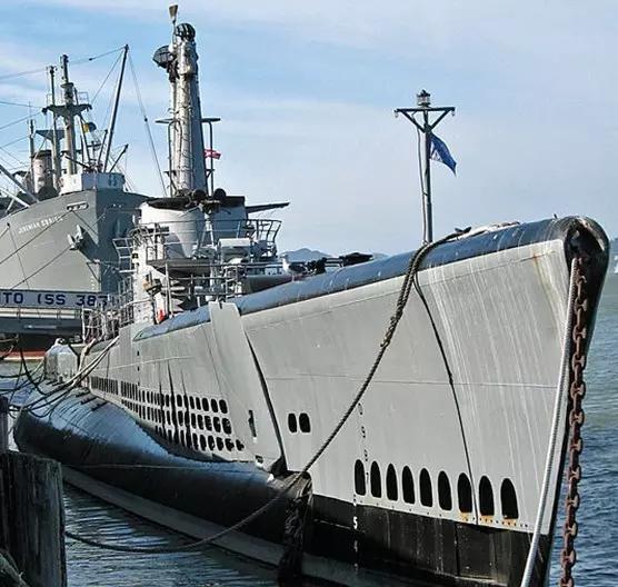大洋彼岸傳來壞消息，重要碼頭燒成大火球，1.6萬噸軍艦岌岌可危