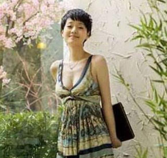 马伊琍昔日待产照曝出，文章老婆挺孕肚接受采访，脸上充满着甜蜜