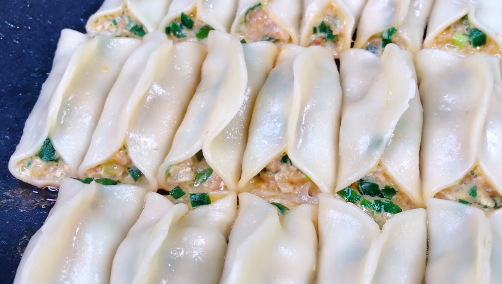 鍋貼好吃，有人用澱粉，有人用麵粉，教你正確做法，出鍋鮮香酥脆