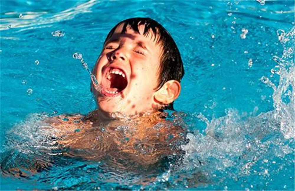 四岁女童溺亡,曾距妈妈不过一米,其实,孩子溺水时可能很安静