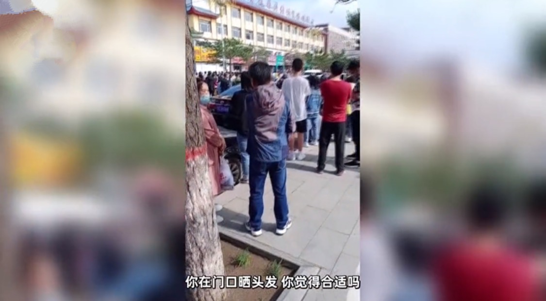 “他咋那么缺德呢？”高考学生看考场，校门口理发店台阶上晾头发：不让家长坐