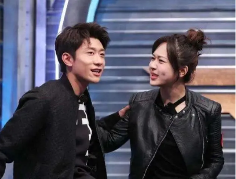 90后新郎因神似张一山而走红，当看到新娘后，这