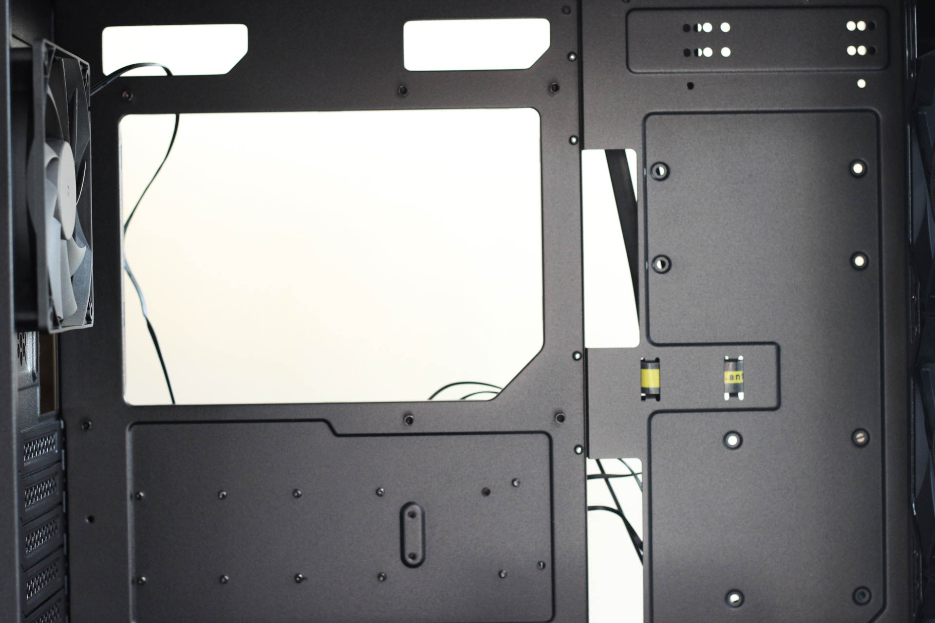 机箱通透，水冷好用，发光体聚集打造“光污染”