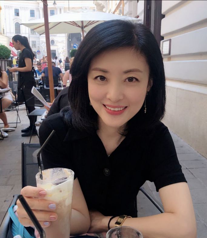 知名主持人美照一册，欣赏