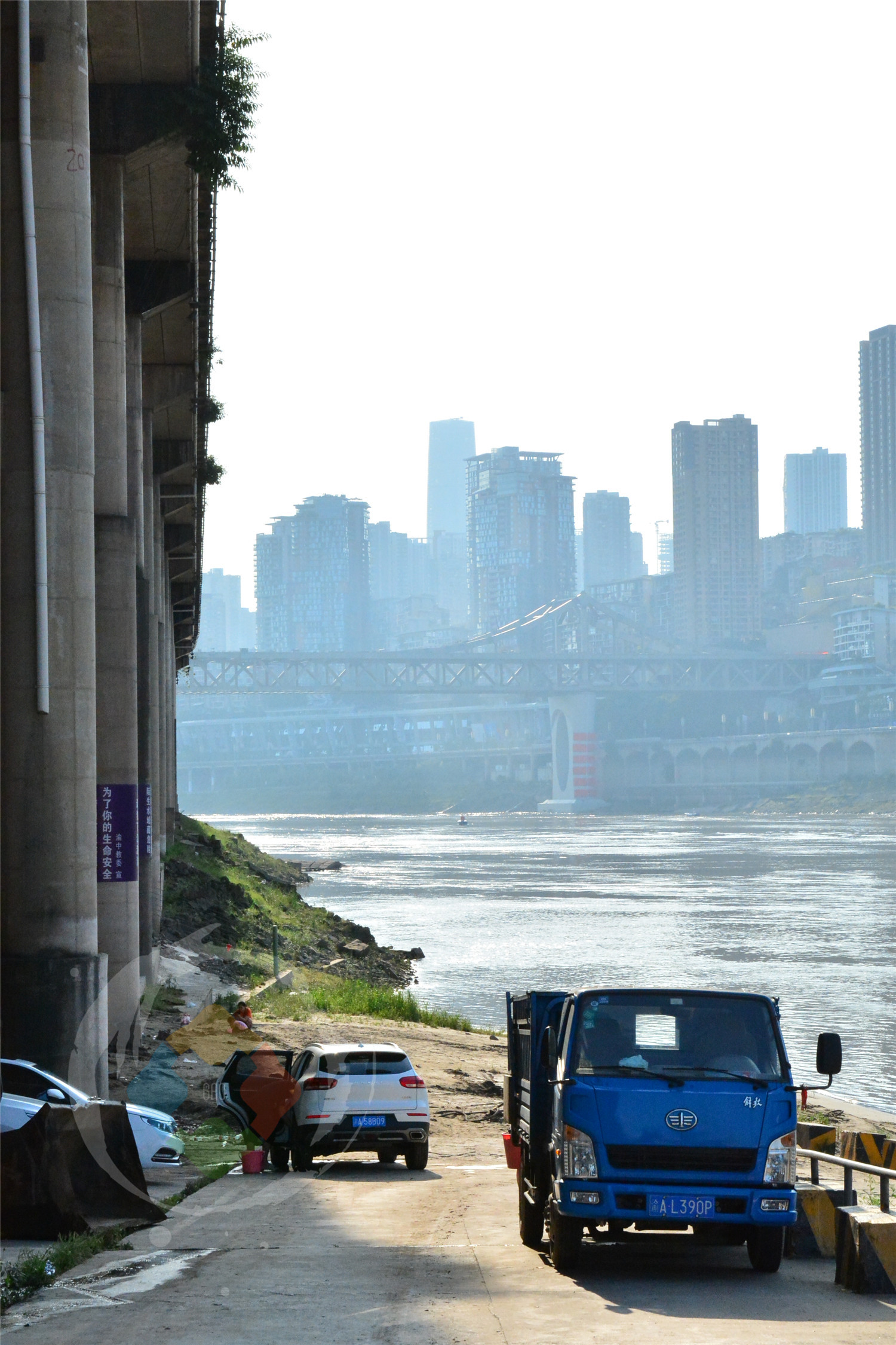 抬头能见轻轨，低头可以戏江水，快乐与危险并存的重庆大溪沟码头