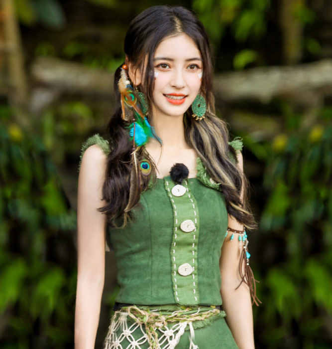 杨颖参加活动被抓拍，离开修图师的保护后，颜值状态成为热议话题