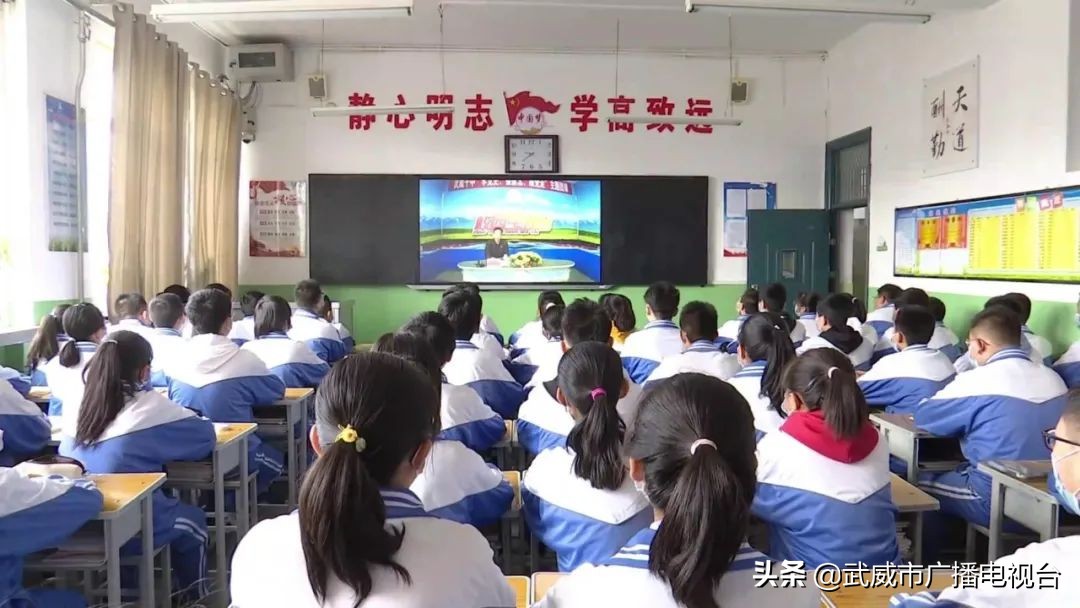 武威第十中學(xué)讓黨史學(xué)習(xí)教育在校園“熱”(圖2) 武威第十中學(xué)讓黨史學(xué)習(xí)教育在校園“熱”(圖2)