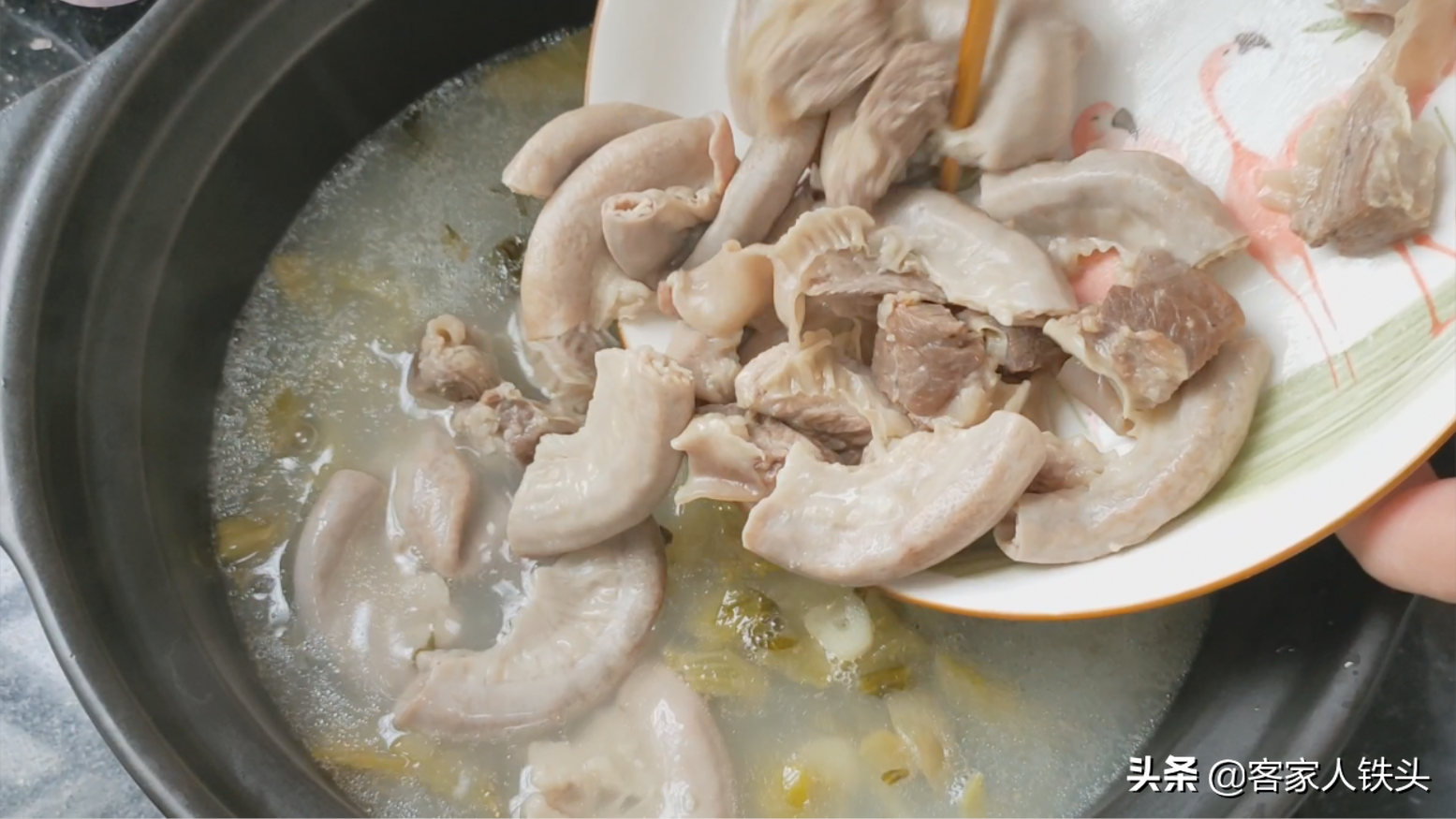廣東人吃粉腸真有一套，半斤做一鍋，配料有訣竅，鮮嫩開胃營養好
