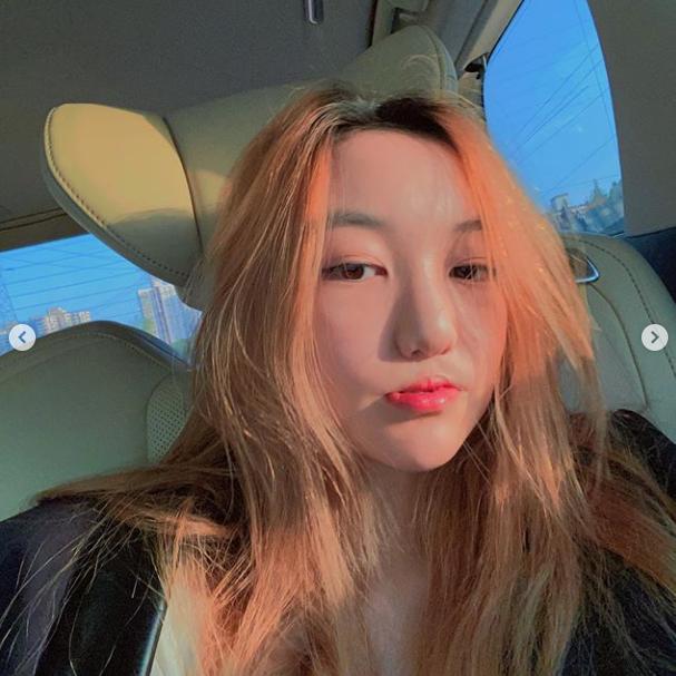 李嫣自拍晒近照，14岁就已出落亭亭玉立，大长腿