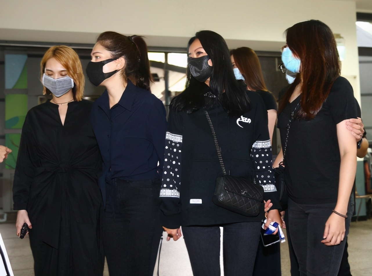 杨丞琳带领“华冈五人帮”陪黄鸿升父亲庆中秋，又哭又笑彼此安慰