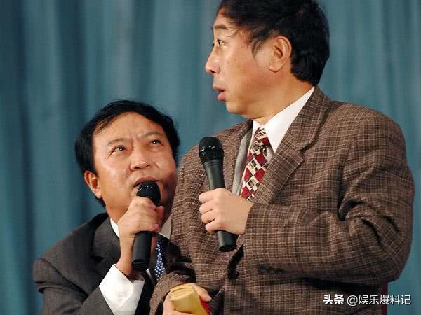 冯巩60岁老婆近照，气质优雅风韵犹存，儿子长得跟他一模一样