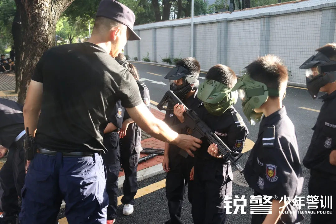 锐警少年警训夏令营：勇往直前，少年英姿勃发