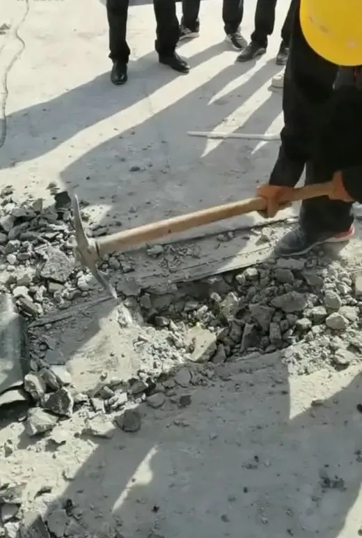 太心黑了！建筑垃圾做楼顶防水层！致居民房屋漏水