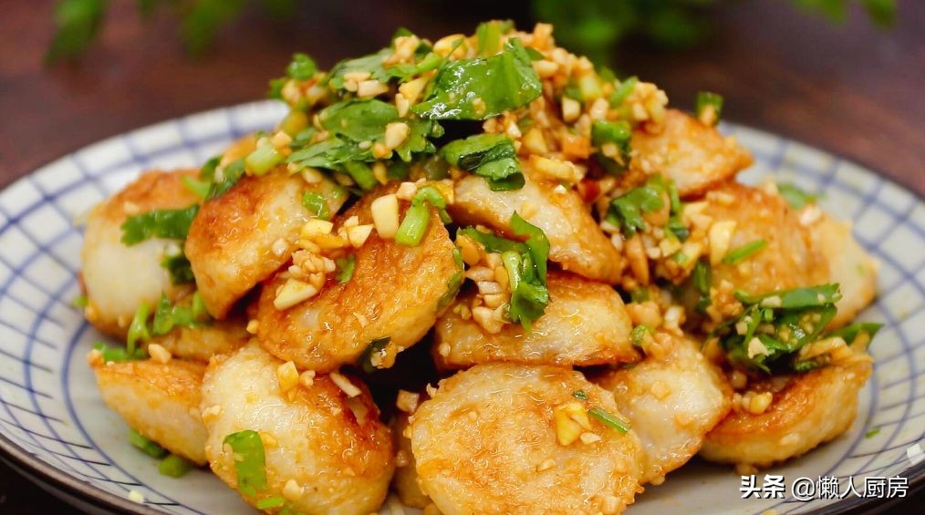 魚丸不用燒湯，撒點花生米拌一下，比燙火鍋得更好吃，吃起來更香