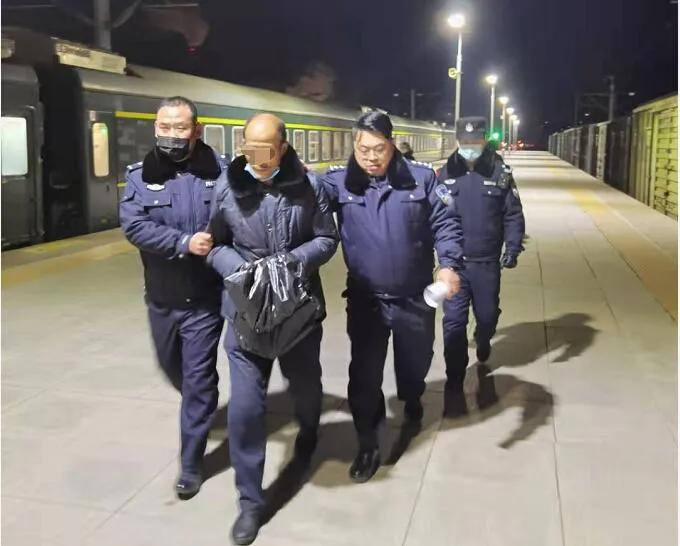 米脂法院：冬夜联合执行将“老赖”堵在火车上