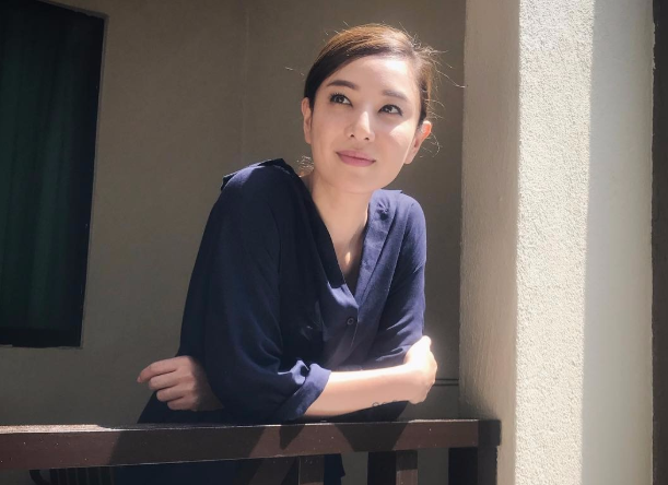 “浪姐”当红时上直播百万人观看，被扯裤子只剩内内后尴尬离场