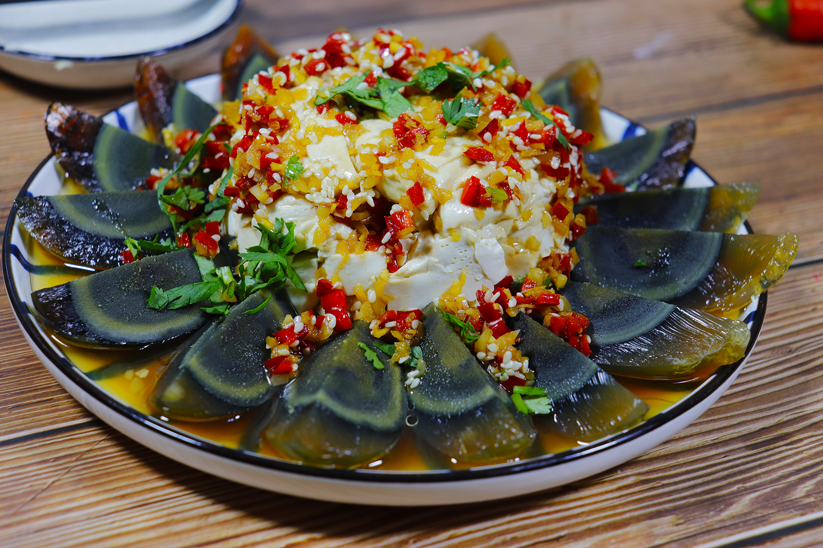 皮蛋放鍋裡蒸一蒸，飯店38元一份，在家做成本8元，待客太有面子