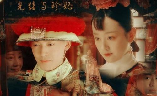 看着两个太监捆绑最爱的妃子，丢到井里溺死，