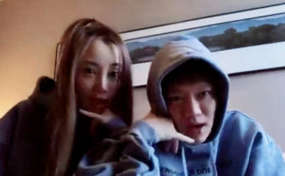 二月二李小璐为女儿理发，手法娴熟母爱满满，浴室布置接地气