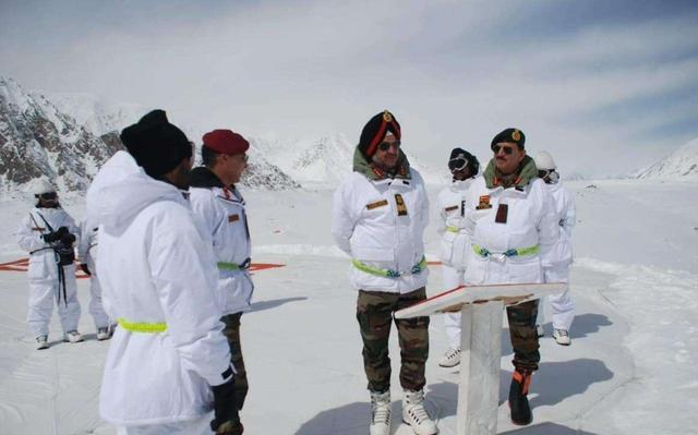 印度又一次重兵集結喜馬拉雅山脈，印將軍：衝動代價是自己很受傷