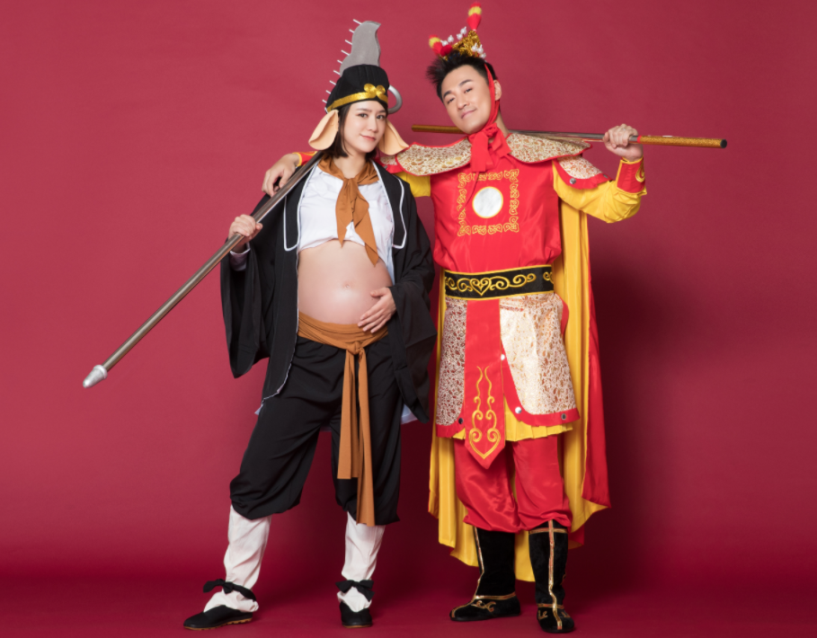 林峯官宣当爹，与张馨月共晒孕肚cos写真，恩爱又诙谐