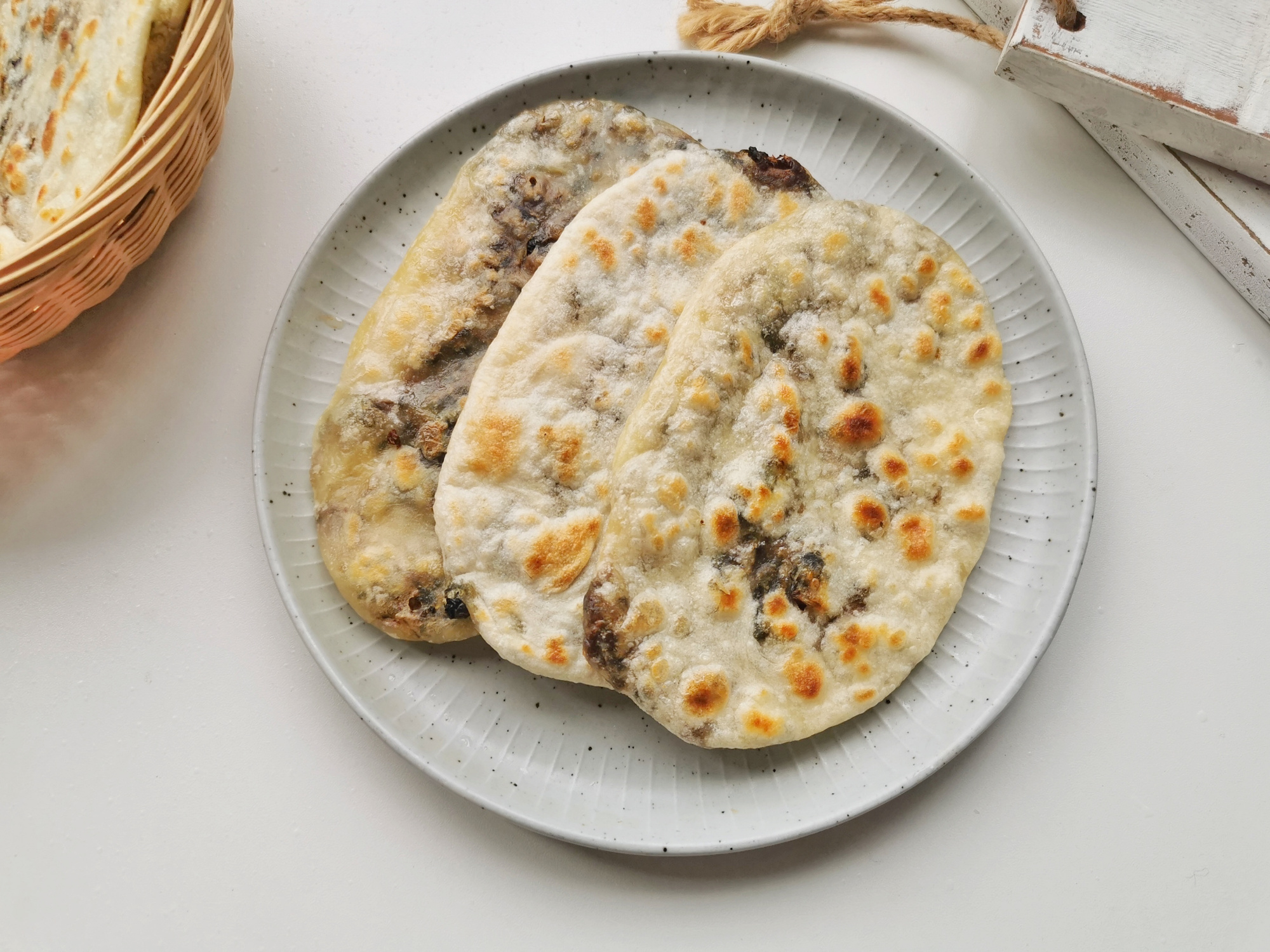 吃了会上瘾的梅干菜饼，不需要发面，不需要油酥，又香又脆真好吃