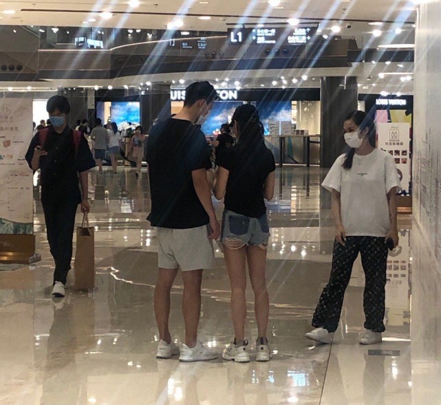 窦骁带何超莲回西安见家长，欣赏长恨歌，动作笑容一致太有夫妻相