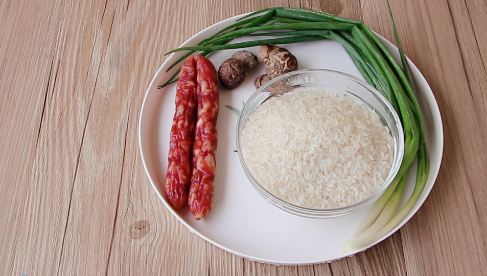 把臘腸丟進大米里，太厲害了，鮮香又美味，不愧是老保姆的拿手菜
