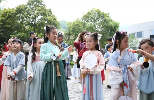 五一假期|天蒙山国风嘉年华预告：洛赏华服・新秀大赛、《仙子游·山河恋》实景演艺、汉服展销...
