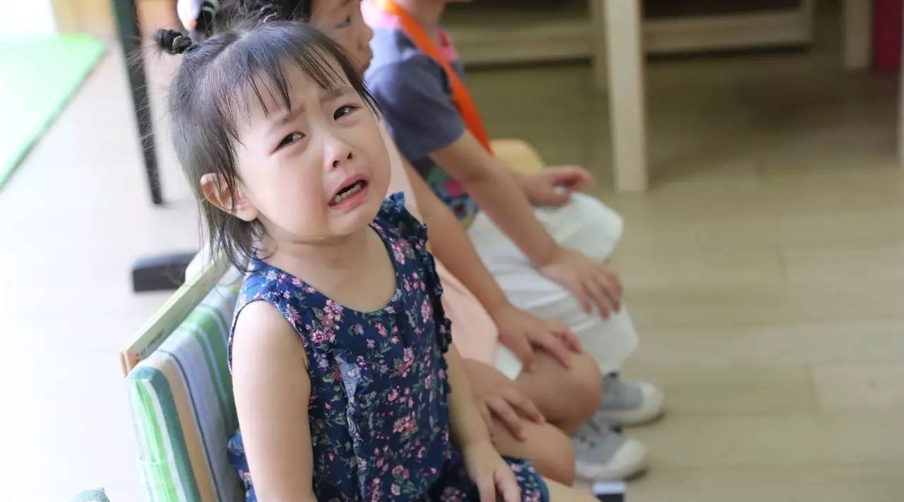 幼儿园开学第一天，孩子各种“戏精”表演，家长更厉害，还上树了