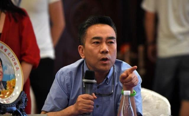 他没有正式师承，但相声表演令侯耀文师胜杰折服，也受郭德纲认可