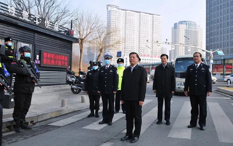 王安德等市领导看望慰问一线执勤民警辅警