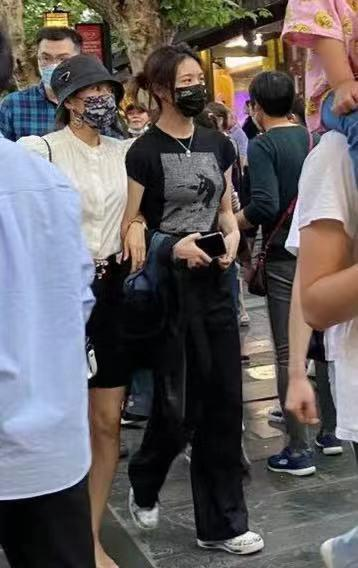 章子怡一家五口出游！全程抱儿子不舍撒手，继女照看醒醒似小保姆