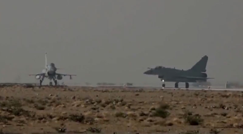 中国一种高新战机，在巴基斯坦亮相了！露出一