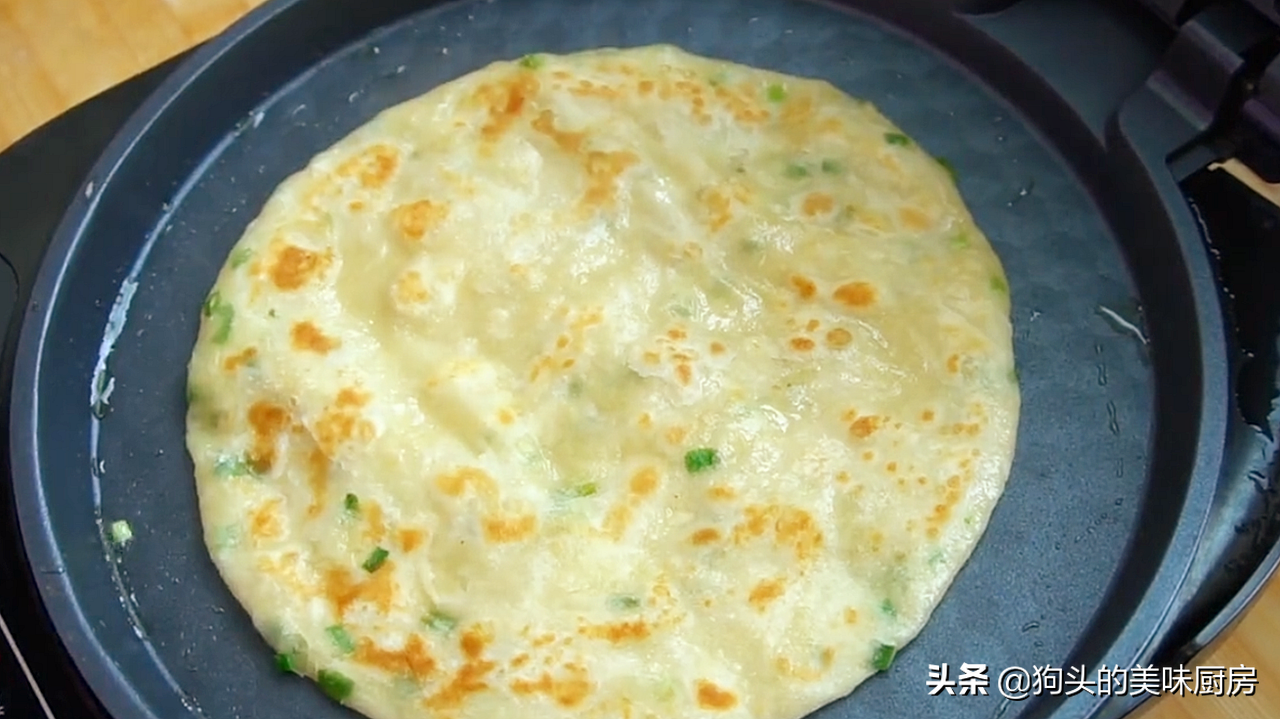 想吃蔥花餅別再買了，在家就能做，加一把蔥跟鹽，外酥裡軟，真香