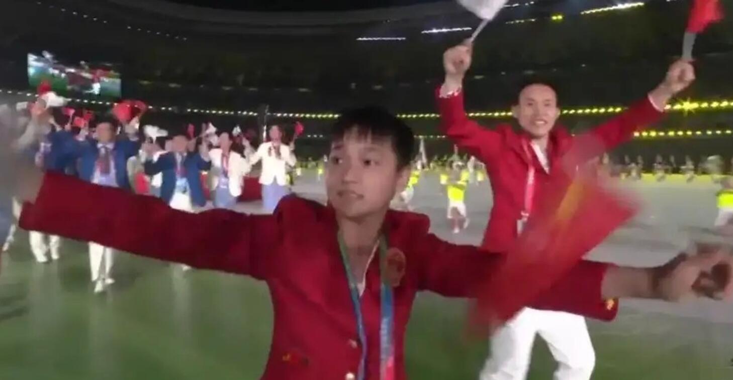 现场比心！全红婵亮相开幕式又成焦点，可爱值拉满人气直追朱婷