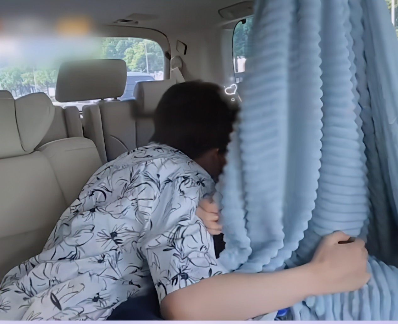 张雨绮小8岁男友想拍戏！惨遭女友拒绝直言帮不了，男方满脸委屈