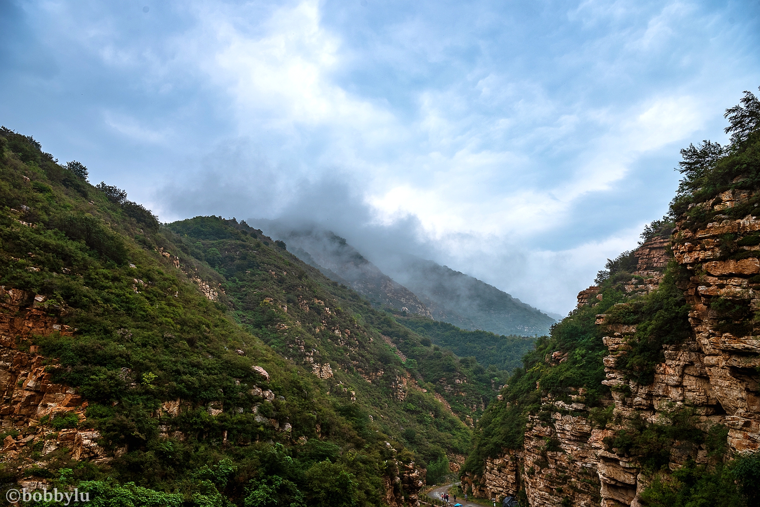 There is a viewing platform that I dare not go to, and there are more magnificent scenery