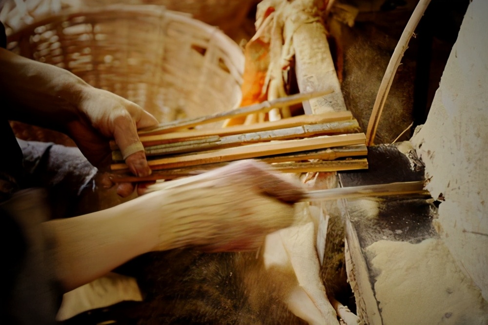 1951�꣬һλ��ũָ��ë��ϯ��ɫФ���վ����������ҵı�