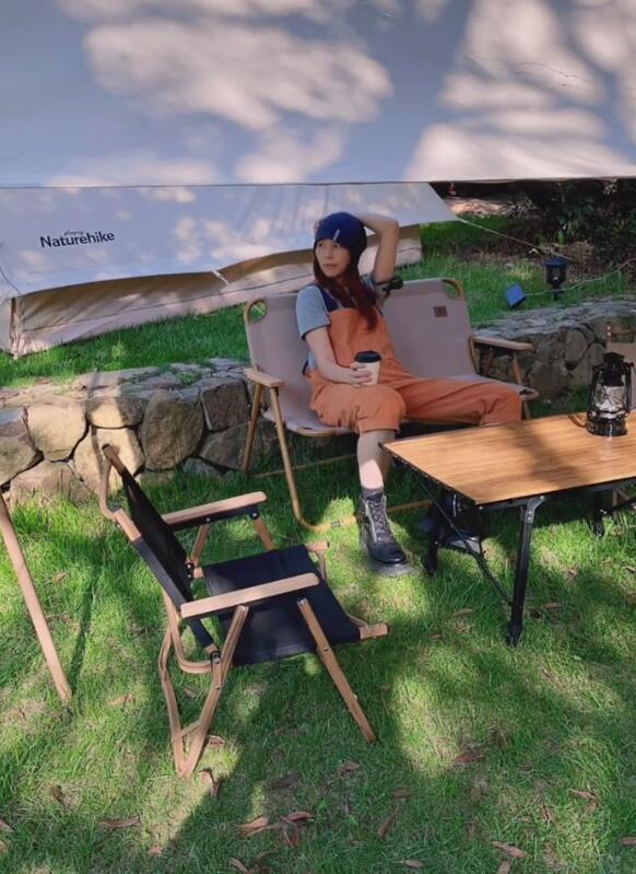 張晉帶兒子玩彩虹滑道，樂兒頭髮被吹成中分，臉嚇得通紅表情淡定